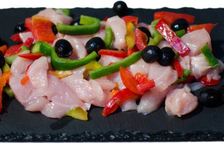 Tagliata di Petto di Pollo con Peperoni e Olive Nere