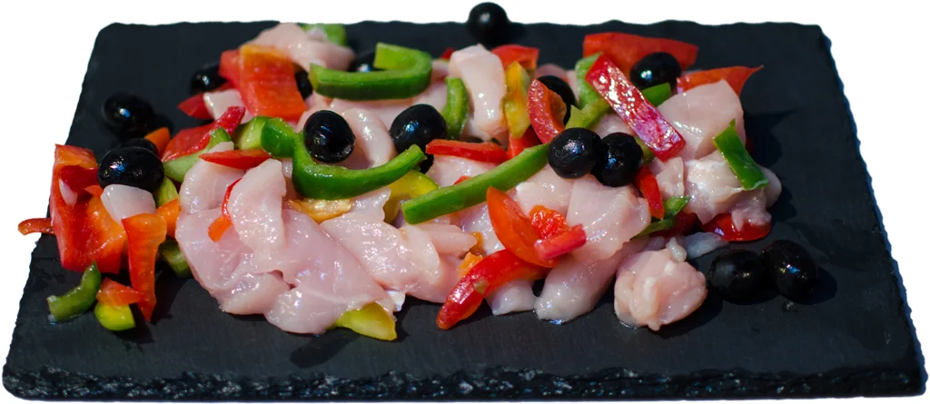 Tagliata di Petto di Pollo con Peperoni e Olive Nere